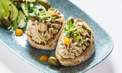 Wiosenne kanapki z kiełkami groszku, kaparami i pasztetem