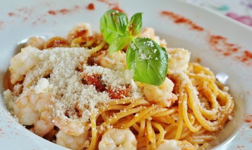 Bezglutenowe spaghetti z krewetkami i pomidorkami koktajlowymi