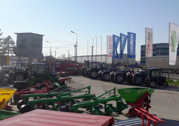 CYNKOMET rozszerza sieć dystrybucji Rolnictwo, BIZNES - Wraz ze wzrostem produkcji Cynkomet z Czarnej Białostockiej sukcesywnie rozwija swoją sieć sprzedaży. Producent rozpoczął współpracę z wyszkowską firmą Zaplecze Farmera, która będzie sprzedawać jego maszyny w centralnym regionie Polski.
