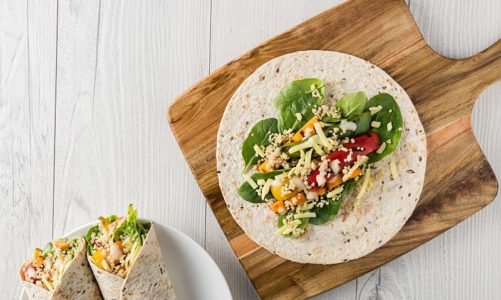 Tortilla z białą quinoą, gaucamole i pikantną salsą