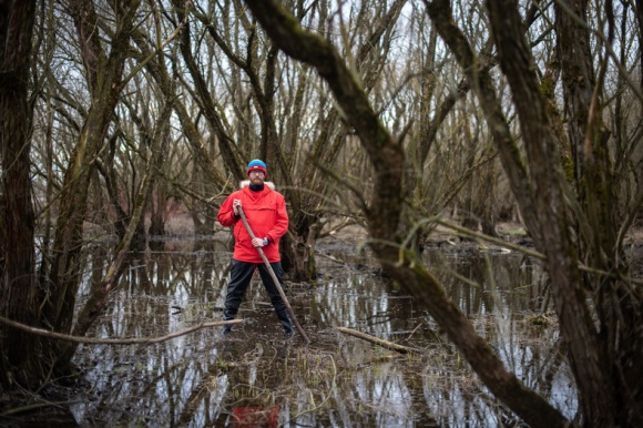 Ostatnia dzika rzeka BIZNES, Ochrona środowiska - Spływ tratwą flisacką od granicy z Białorusią aż do Warszawy – taką wyprawę planuje Łukasz Długowski, pomysłodawca „Mikrowypraw” i założyciel Fundacji „DZIKO”. Wyprawa ma być protestem przeciwko planowanej regulacji rzek oraz budowy kanału wzdłuż Bugu.