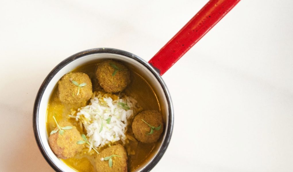 Pachnące gotowane kuleczki mięsne z warzywami – idealne na jeden kęs – bez jajka i bez bułki tartej