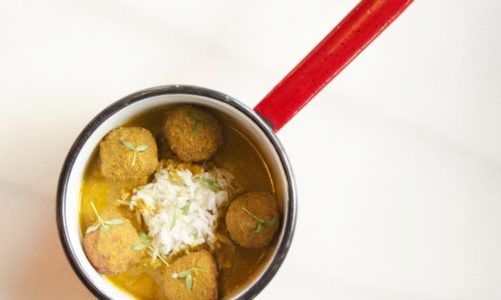 Pachnące gotowane kuleczki mięsne z warzywami – idealne na jeden kęs – bez jajka i bez bułki tartej