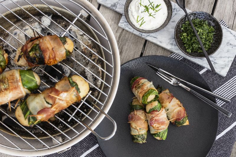 Grill inspirowany Kurpiami – roladki z kiszki ziemniaczanej, kapusty i boczku