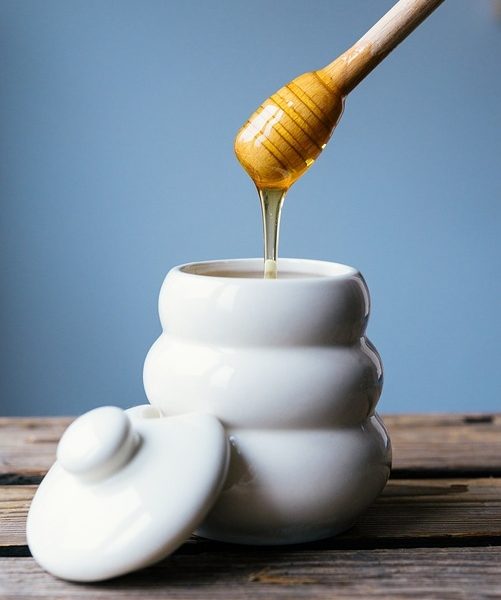 Miód w menu dzieci – słodki eliksir zdrowia czy niebezpieczny alergen?
