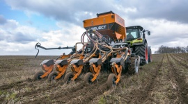 TRZY TOP ZASADY, KTÓRYMI POWINIEN KIEROWAĆ SIĘ ROLNIK Rolnictwo, BIZNES - Czynniki i zabiegi agrotechniczne mają ogromny wpływ na plon oraz jego jakość, a błędy popełniane podczas przygotowania gleby, nawożenia i siewu mogą rolnika dużo kosztować.