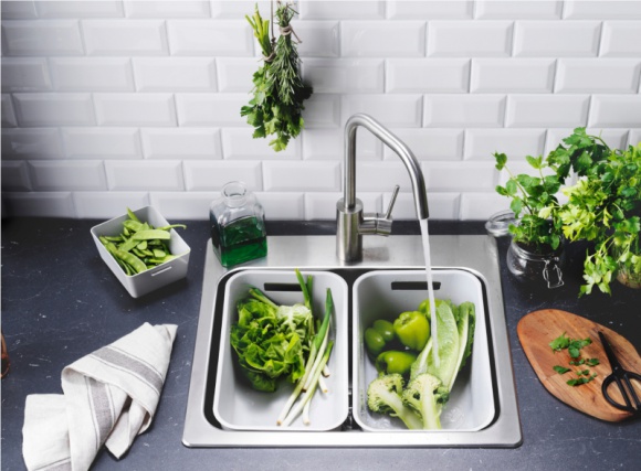 Jak w domowym zaciszu pomóc w walce z suszą? BIZNES, Ochrona środowiska - Ponad 66% Polaków uważa, że posiada szeroką wiedzę na temat zmian spowodowanych globalnym ociepleniem – to średnio aż o 5% więcej niż reszta świata. Zdajemy sobie również sprawę, jak ważna w naszym życiu jest woda, której zasoby stale się kurczą.