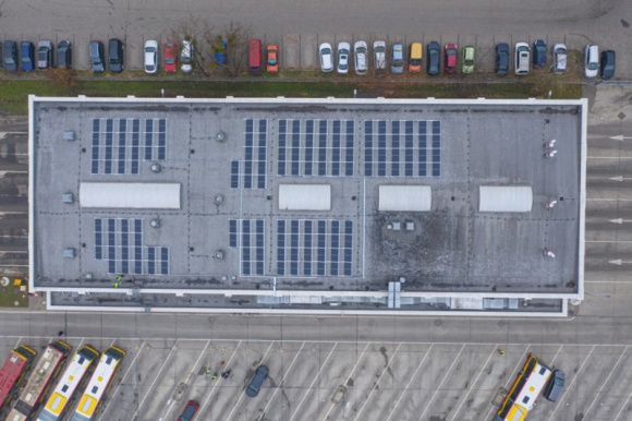 Prąd ze słońca zasili zajezdnię. MPK z nową instalacją fotowoltaiczną BIZNES, Ochrona środowiska - Świetnym miejscem na montaż paneli słonecznych może być… zajezdnia autobusowa! Wrocławskie MPK w jednej z hal uruchomiło właśnie instalację do czerpania prądu ze światła słonecznego