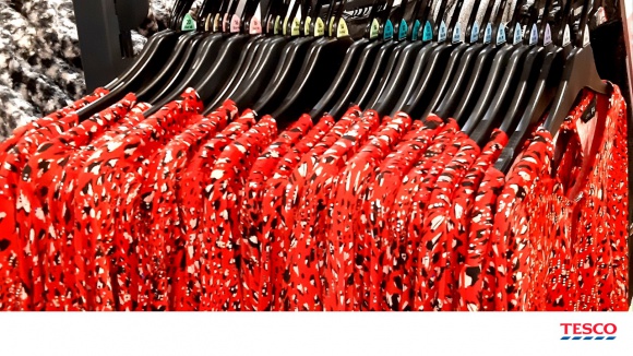Ponad 46 ton plastiku odzyskało Tesco w Polsce dzięki recyklingowi wieszaków F&F BIZNES, Ochrona środowiska - Tesco nie ustaje w działaniach na rzecz zmniejszenia ilości odpadów. W zeszłym roku sieć wprowadziła specjalny system recyklingu wieszaków na ubrania, dzięki któremu do tej pory w Polsce odzyskano ponad 1,2 miliona wieszaków o łącznej wadze ponad 46 ton.