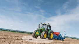 John Deere podsumowuje rok. Udany czas w segmencie dużych ciągników Rolnictwo, BIZNES - Pandemia COVID-19 sprawiła, że również John Deere musiał dostosować się do nowych realiów. Konsekwentna realizacja planów pozwoliła w roku fiskalnym 2020 amerykańskiemu producentowi zanotować znaczne wzrosty w sprzedaży dużych ciągników.